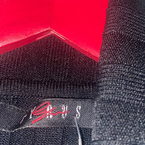 Beautiful Sleeveless Turtleneck - Picture 4 of 5